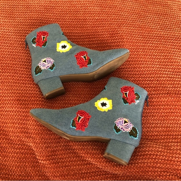 Betsey Johnson Twiggy Light Wash Denim Floral Embroidered Booties Size 6.5 - Picture 2 of 14